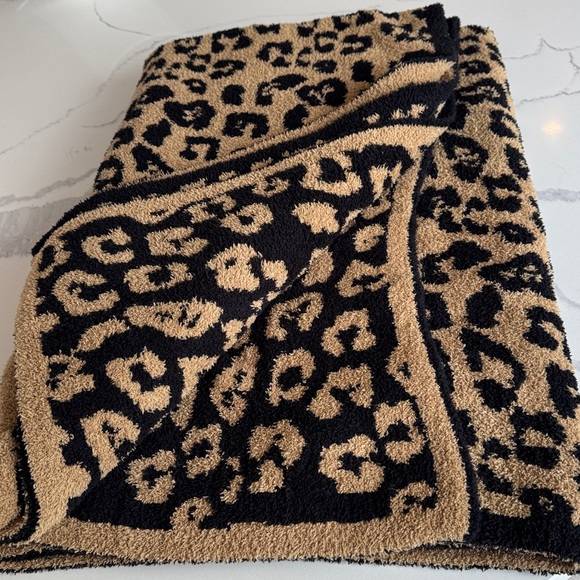 Barefoot Dreams CozyChic Animal Print Throw In The Wild blanket camel/black - Picture 3 of 8